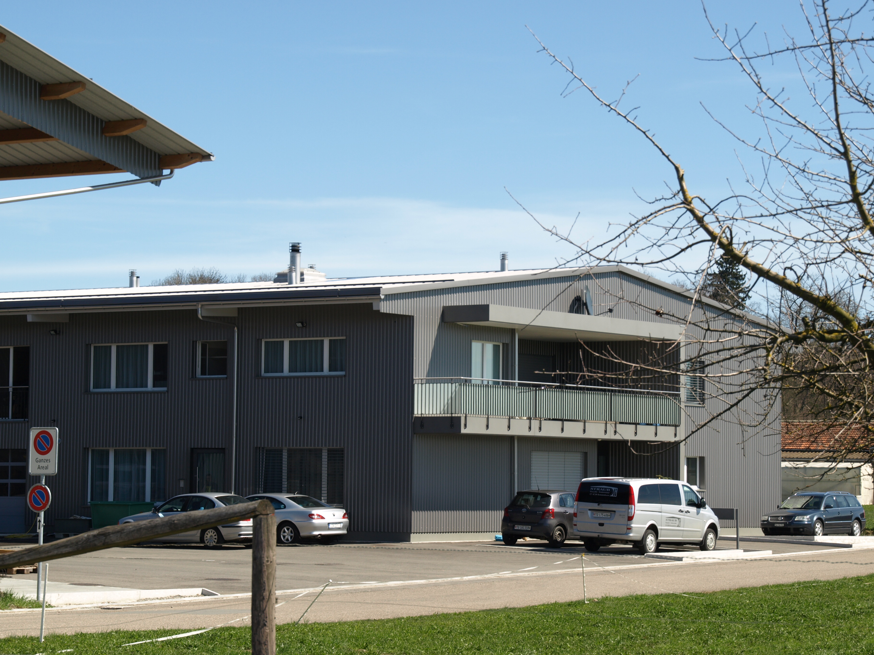 Minergie Gewerbe- und Wohnbau in vorfabriziertem Holzrahmenbau
Gesundheitszentrum mit Therapiebad, Praxen und Restauration